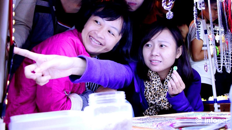 Chợ đêm đầy màu sắc ở