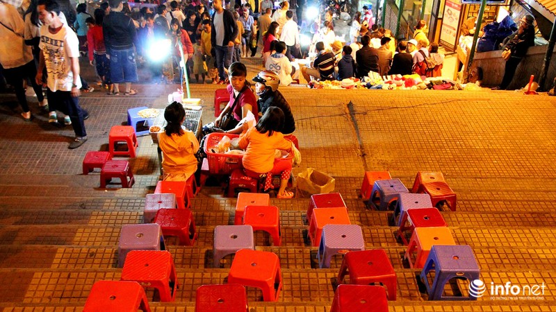 Chợ đêm đầy màu sắc ở