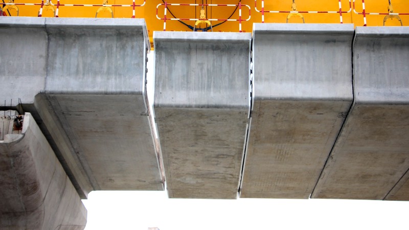 Cận cảnh lắp các đốt dầm 500 tấn cho tuyến metro Bến Thành - Suối Tiên - ảnh 3
