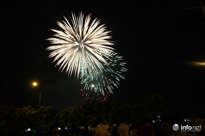 Pháo hoa mừng Quốc khánh sáng rực TP.HCM - ảnh 1