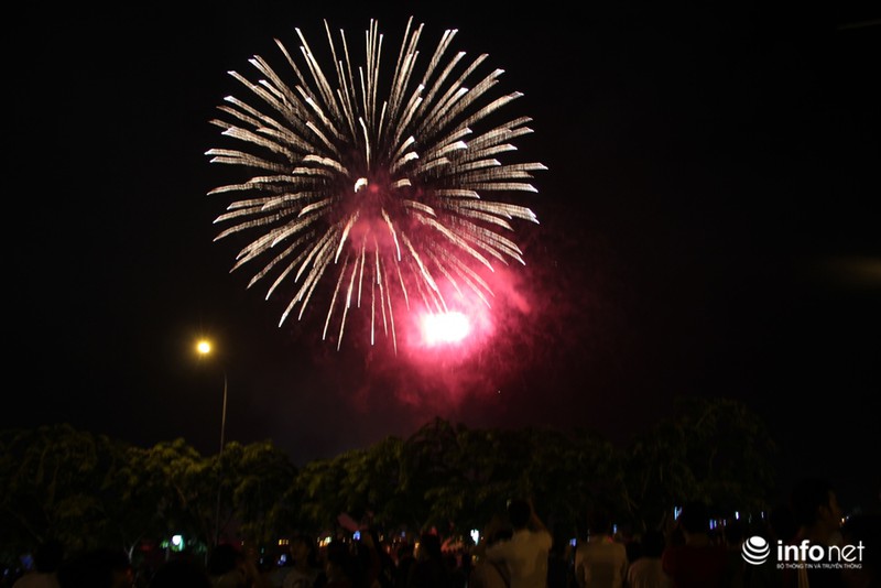 Pháo hoa mừng Quốc khánh sáng rực TP.HCM - ảnh 3