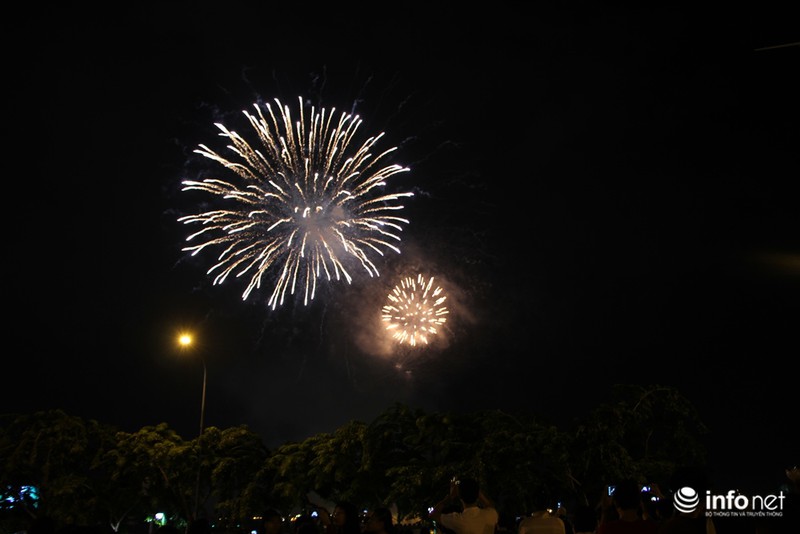 Pháo hoa mừng Quốc khánh sáng rực TP.HCM - ảnh 2