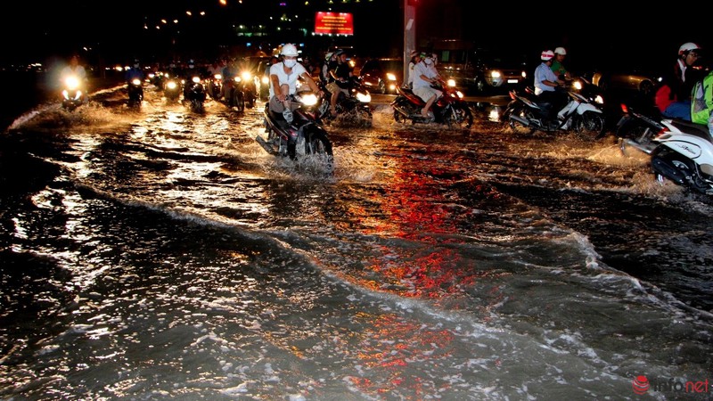 Một phần xa lộ Hà Nội ngập trong mực nước triều cường - ảnh 1