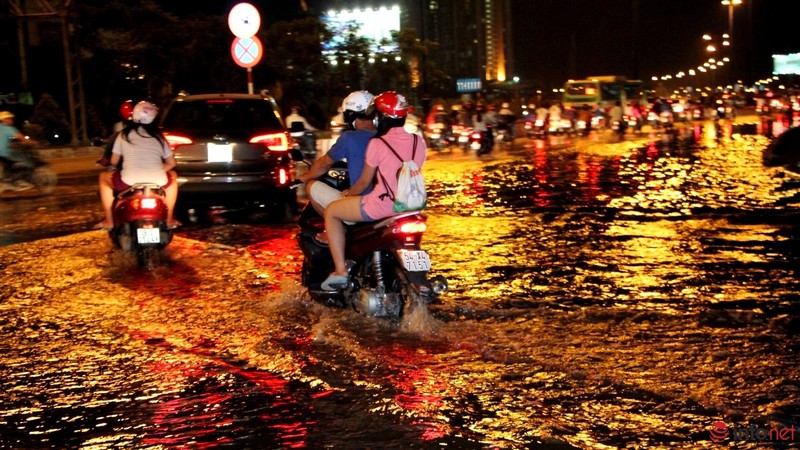 Một phần xa lộ Hà Nội ngập trong mực nước triều cường - ảnh 11