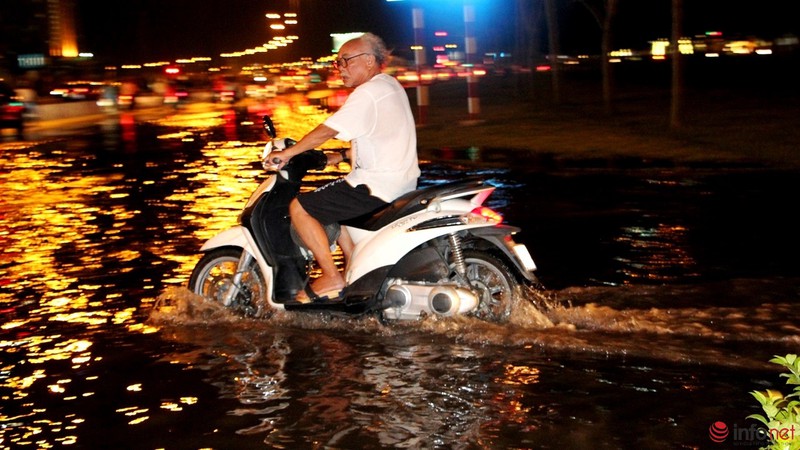 Một phần xa lộ Hà Nội ngập trong mực nước triều cường - ảnh 9