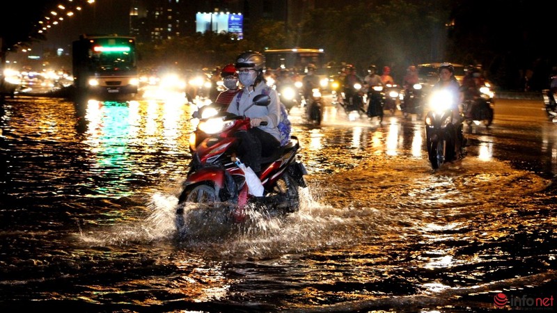 Một phần xa lộ Hà Nội ngập trong mực nước triều cường - ảnh 5