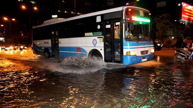 Một phần xa lộ Hà Nội ngập trong mực nước triều cường - ảnh 4
