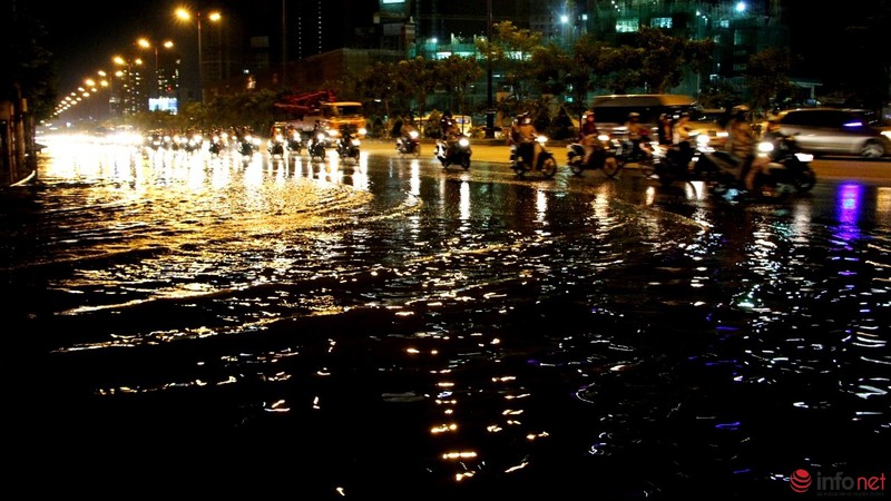 Một phần xa lộ Hà Nội ngập trong mực nước triều cường - ảnh 2