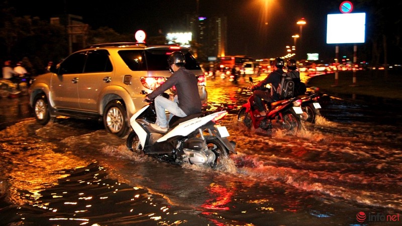 Một phần xa lộ Hà Nội ngập trong mực nước triều cường - ảnh 12