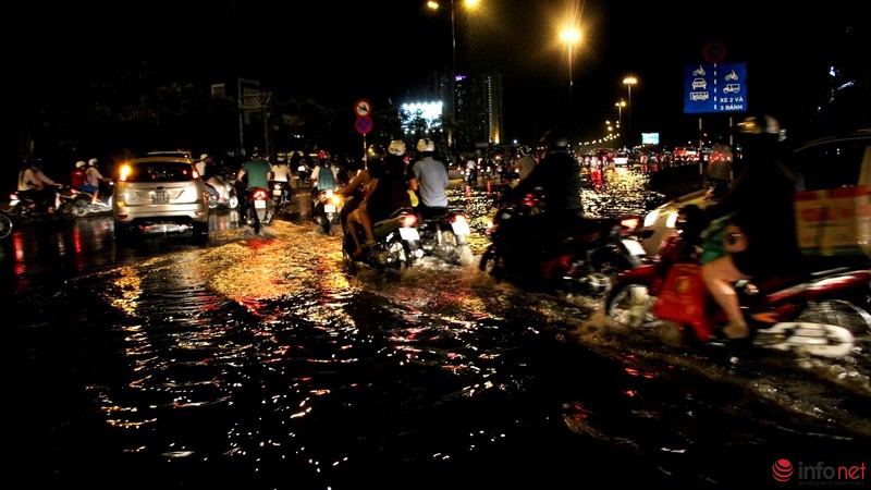 Một phần xa lộ Hà Nội ngập trong mực nước triều cường - ảnh 13