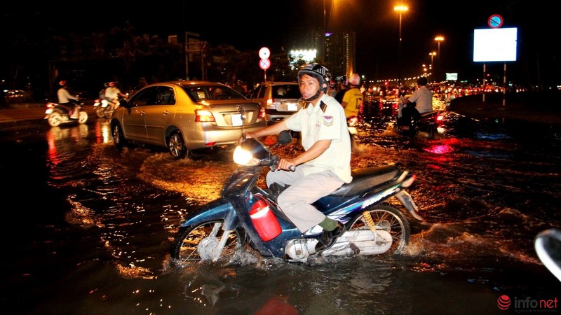 Một phần xa lộ Hà Nội ngập trong mực nước triều cường - ảnh 14
