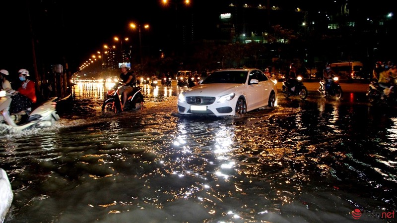 Một phần xa lộ Hà Nội ngập trong mực nước triều cường - ảnh 3