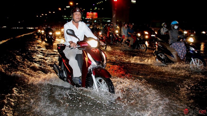 Một phần xa lộ Hà Nội ngập trong mực nước triều cường - ảnh 16