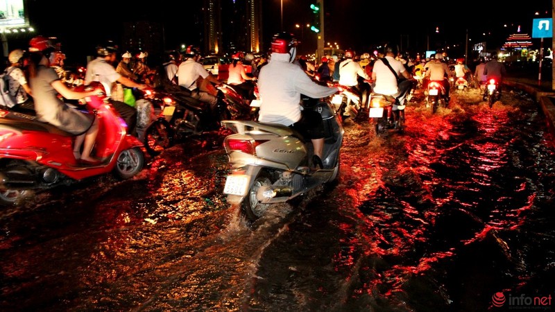 Một phần xa lộ Hà Nội ngập trong mực nước triều cường - ảnh 15