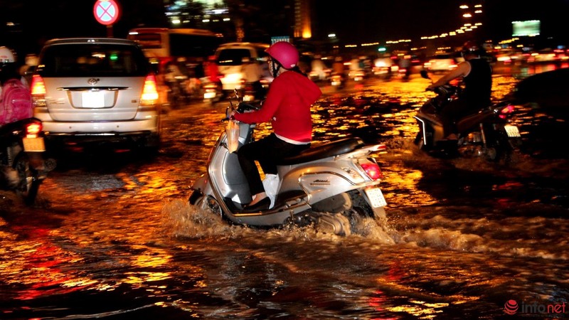 Một phần xa lộ Hà Nội ngập trong mực nước triều cường - ảnh 10