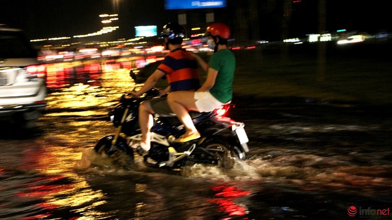 Một phần xa lộ Hà Nội ngập trong mực nước triều cường - ảnh 8