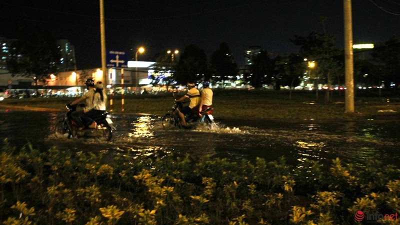 Một phần xa lộ Hà Nội ngập trong mực nước triều cường - ảnh 7