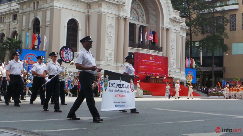 TP.HCM: Cảnh sát Mỹ, Nhật, Singapore biểu diễn quân nhạc trên đường phố - ảnh 12