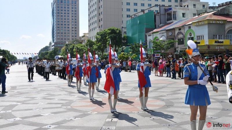 TP.HCM: Cảnh sát Mỹ, Nhật, Singapore biểu diễn quân nhạc trên đường phố - ảnh 9