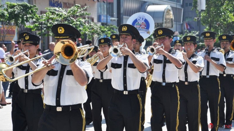 TP.HCM: Cảnh sát Mỹ, Nhật, Singapore biểu diễn quân nhạc trên đường phố - ảnh 7