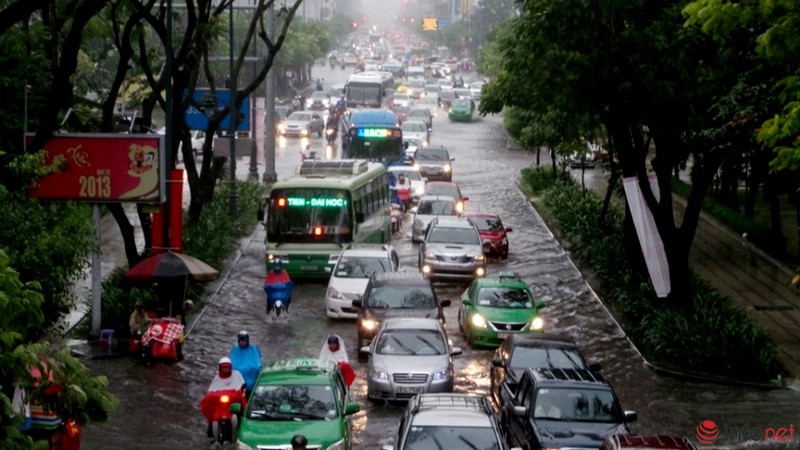 Nhiều con đường quanh sân bay Tân Sơn Nhất ngập trong cơn mưa cuối mùa - ảnh 1