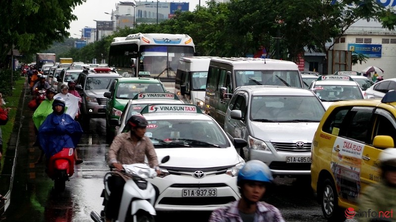 Nhiều con đường quanh sân bay Tân Sơn Nhất ngập trong cơn mưa cuối mùa - ảnh 13