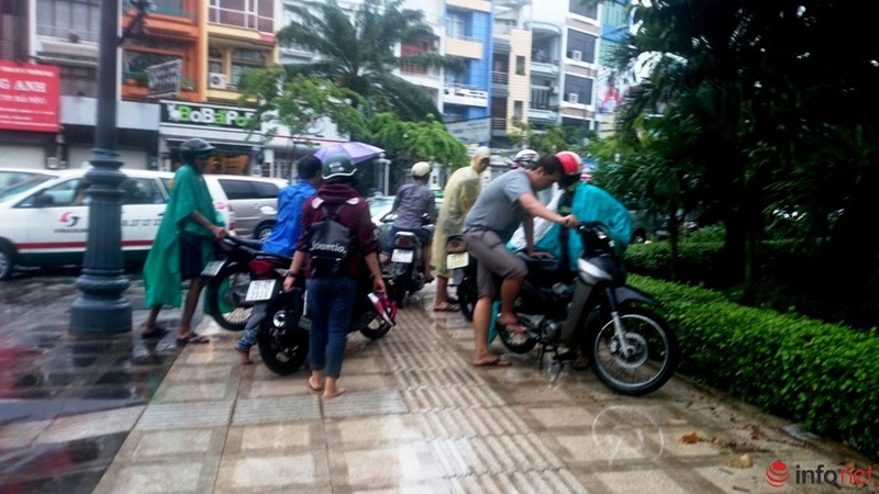 Nhiều con đường quanh sân bay Tân Sơn Nhất ngập trong cơn mưa cuối mùa - ảnh 15