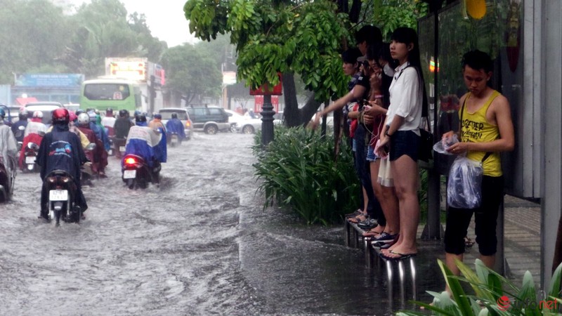 Nhiều con đường quanh sân bay Tân Sơn Nhất ngập trong cơn mưa cuối mùa - ảnh 17