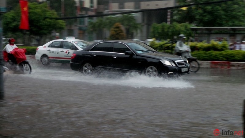 Nhiều con đường quanh sân bay Tân Sơn Nhất ngập trong cơn mưa cuối mùa - ảnh 11