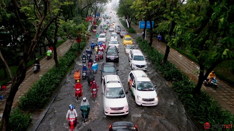 Nhiều con đường quanh sân bay Tân Sơn Nhất ngập trong cơn mưa cuối mùa - ảnh 2