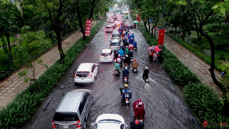 Nhiều con đường quanh sân bay Tân Sơn Nhất ngập trong cơn mưa cuối mùa - ảnh 3