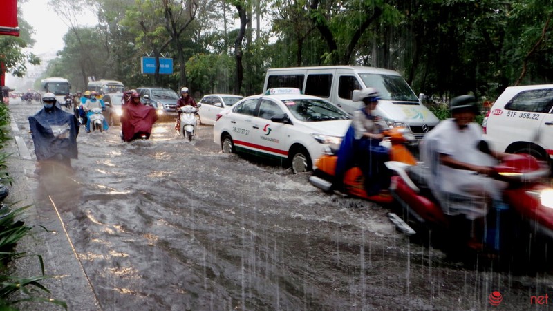 Nhiều con đường quanh sân bay Tân Sơn Nhất ngập trong cơn mưa cuối mùa - ảnh 9