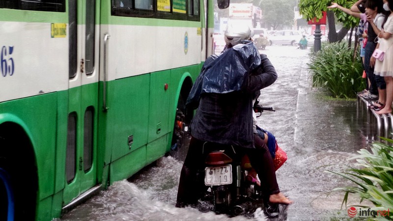 Nhiều con đường quanh sân bay Tân Sơn Nhất ngập trong cơn mưa cuối mùa - ảnh 18