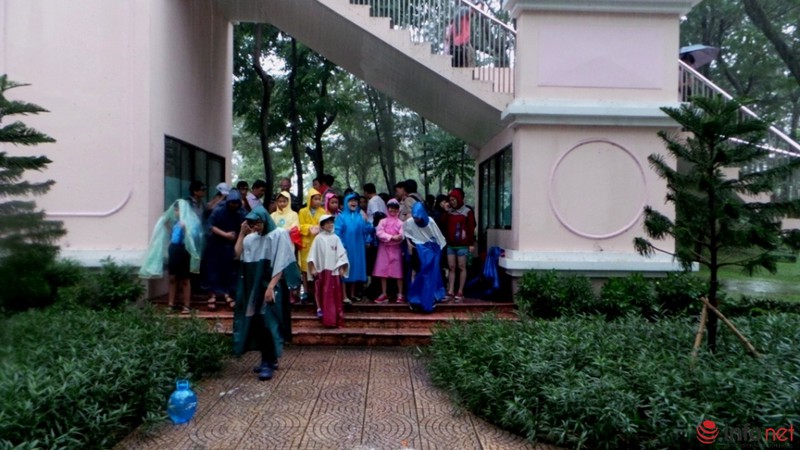 Nhiều con đường quanh sân bay Tân Sơn Nhất ngập trong cơn mưa cuối mùa - ảnh 16