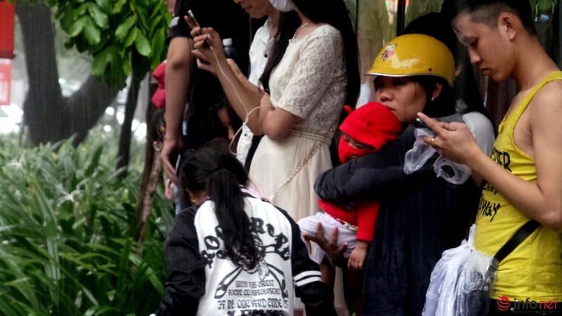 Nhiều con đường quanh sân bay Tân Sơn Nhất ngập trong cơn mưa cuối mùa - ảnh 19