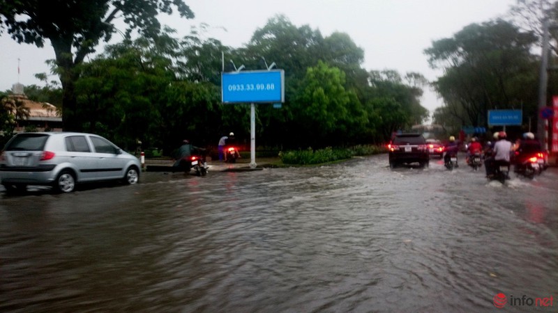 Nhiều con đường quanh sân bay Tân Sơn Nhất ngập trong cơn mưa cuối mùa - ảnh 10