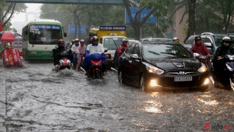 Nhiều con đường quanh sân bay Tân Sơn Nhất ngập trong cơn mưa cuối mùa - ảnh 4