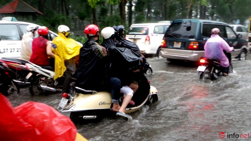Nhiều con đường quanh sân bay Tân Sơn Nhất ngập trong cơn mưa cuối mùa - ảnh 5