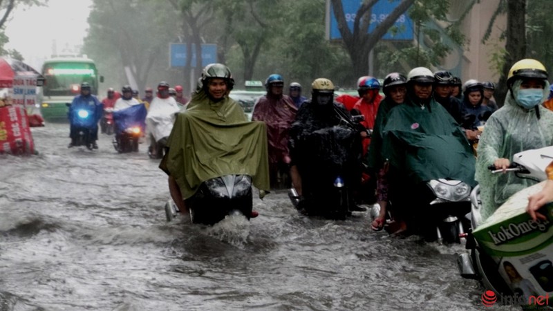 Nhiều con đường quanh sân bay Tân Sơn Nhất ngập trong cơn mưa cuối mùa - ảnh 6