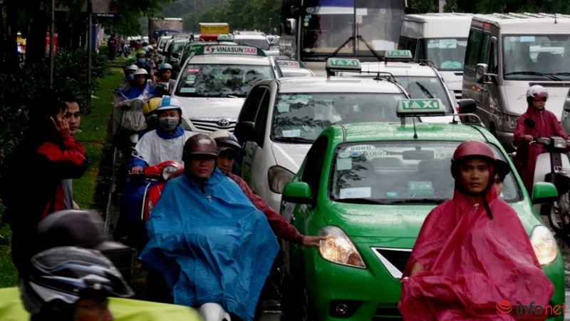 Nhiều con đường quanh sân bay Tân Sơn Nhất ngập trong cơn mưa cuối mùa - ảnh 12