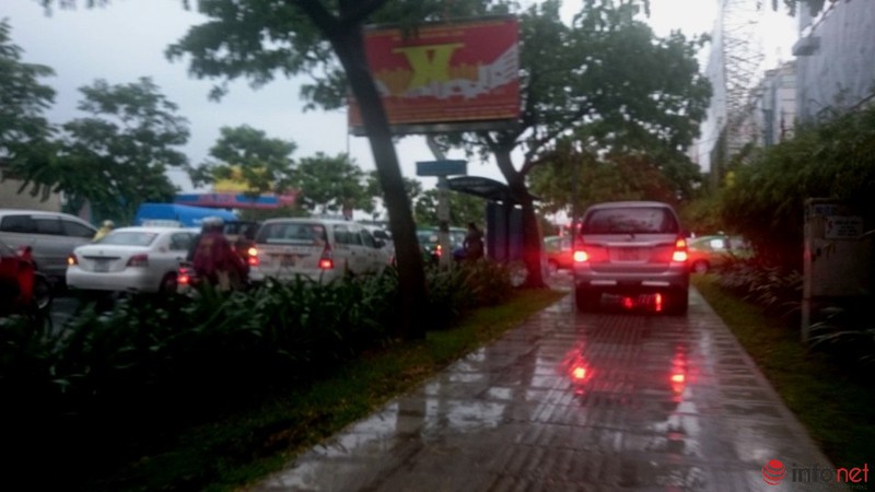 Nhiều con đường quanh sân bay Tân Sơn Nhất ngập trong cơn mưa cuối mùa - ảnh 14