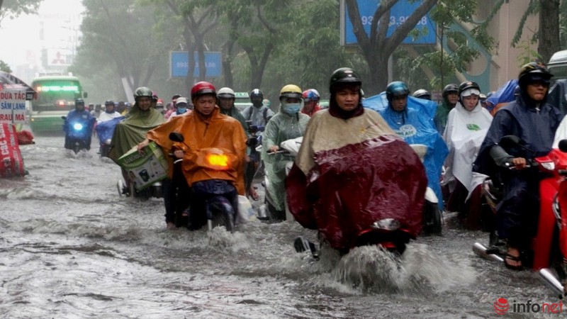 Nhiều con đường quanh sân bay Tân Sơn Nhất ngập trong cơn mưa cuối mùa - ảnh 7