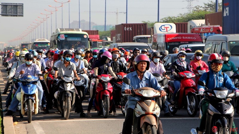 CSGT mướt mồ hồi