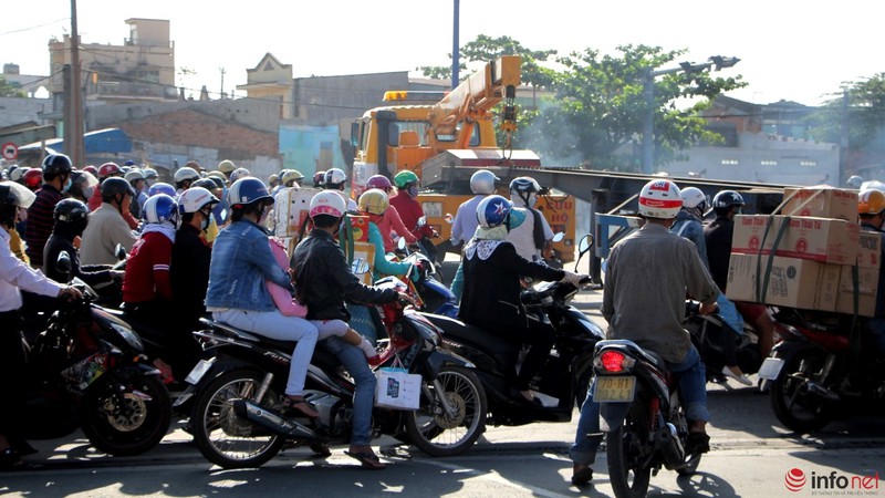 CSGT mướt mồ hồi