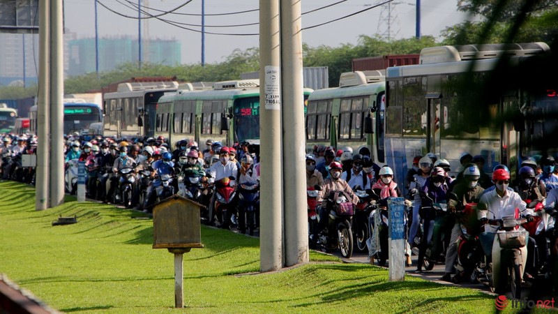 CSGT mướt mồ hồi