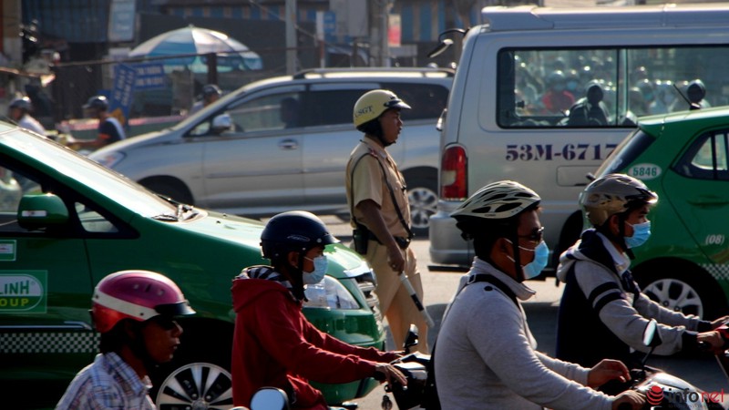 CSGT mướt mồ hồi