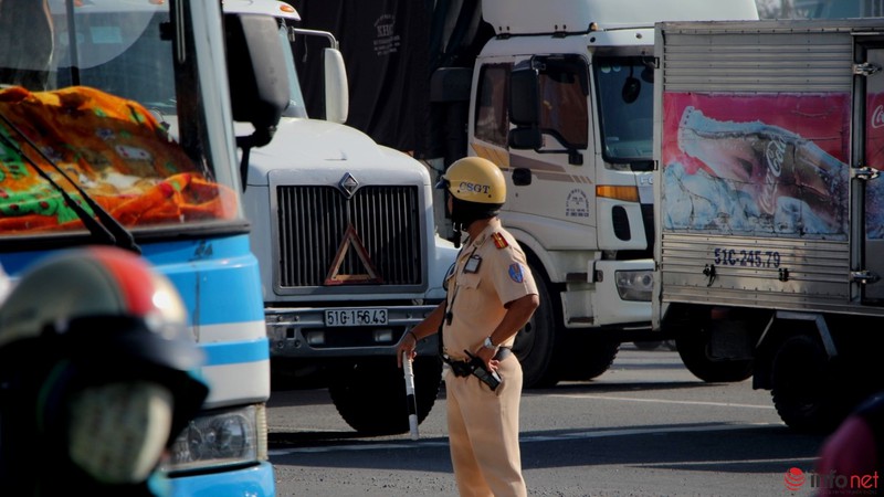 CSGT mướt mồ hồi