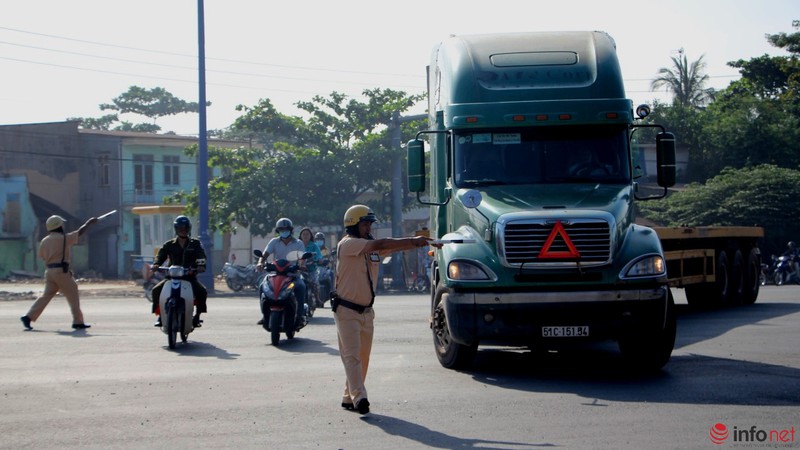 CSGT mướt mồ hồi