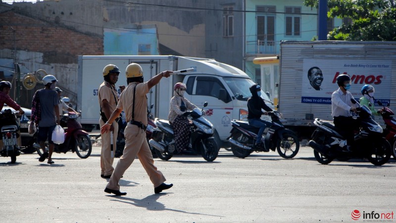 CSGT mướt mồ hồi