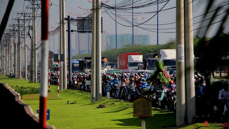 CSGT mướt mồ hồi